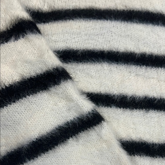 NWT Bleu Gray Soft Fuzzy White and Black Striped Crew Neck Sweater sz L - Picture 4 of 8